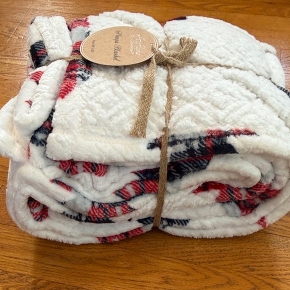 White and Red Sherpa Blanket 50x60 by At Home NEW Very Soft and Fuzzy - Picture 4 of 6